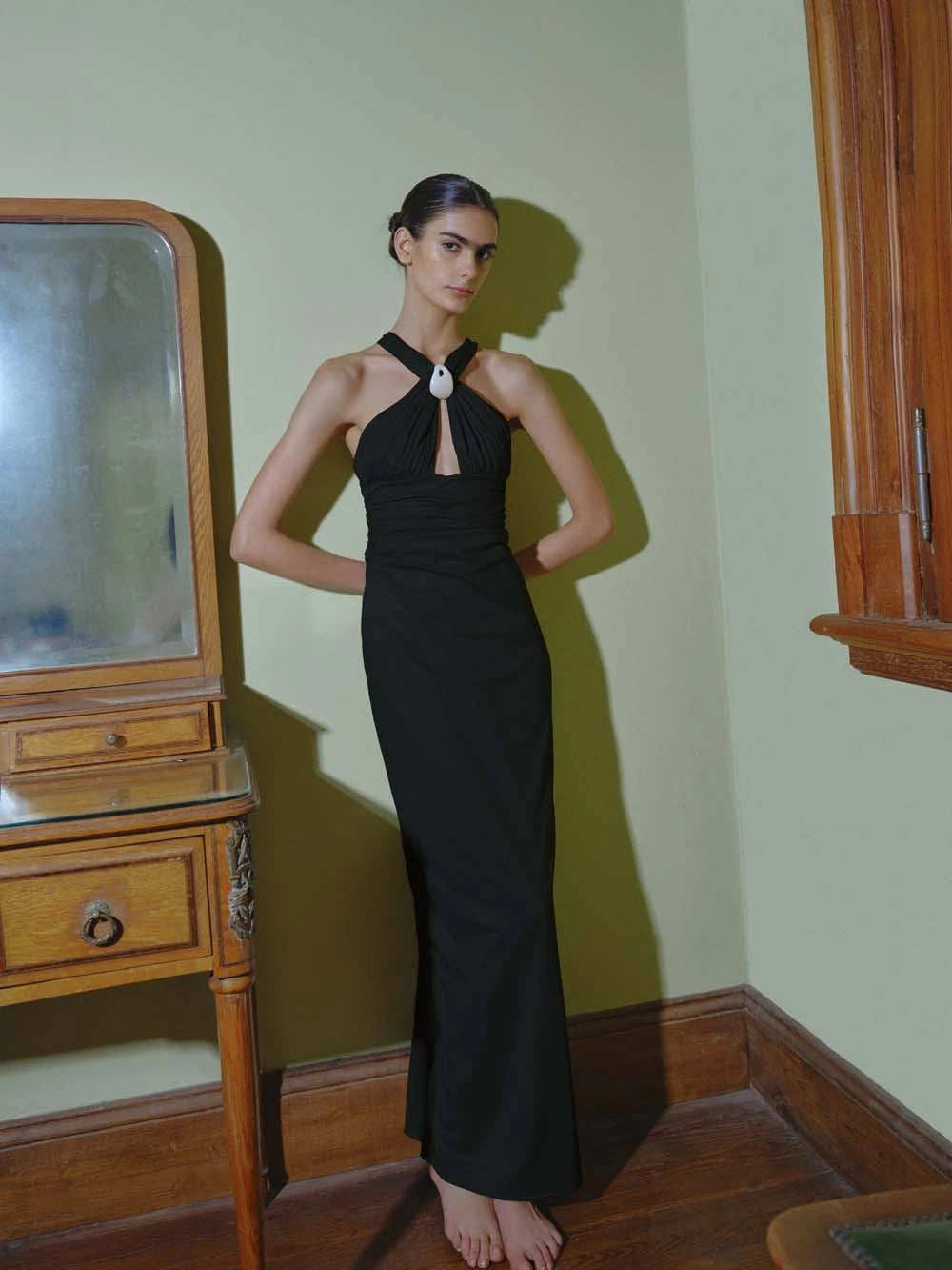 Detalle del vestido Giglio de Baobab, escote halter con herraje baobab y textura estructurada.