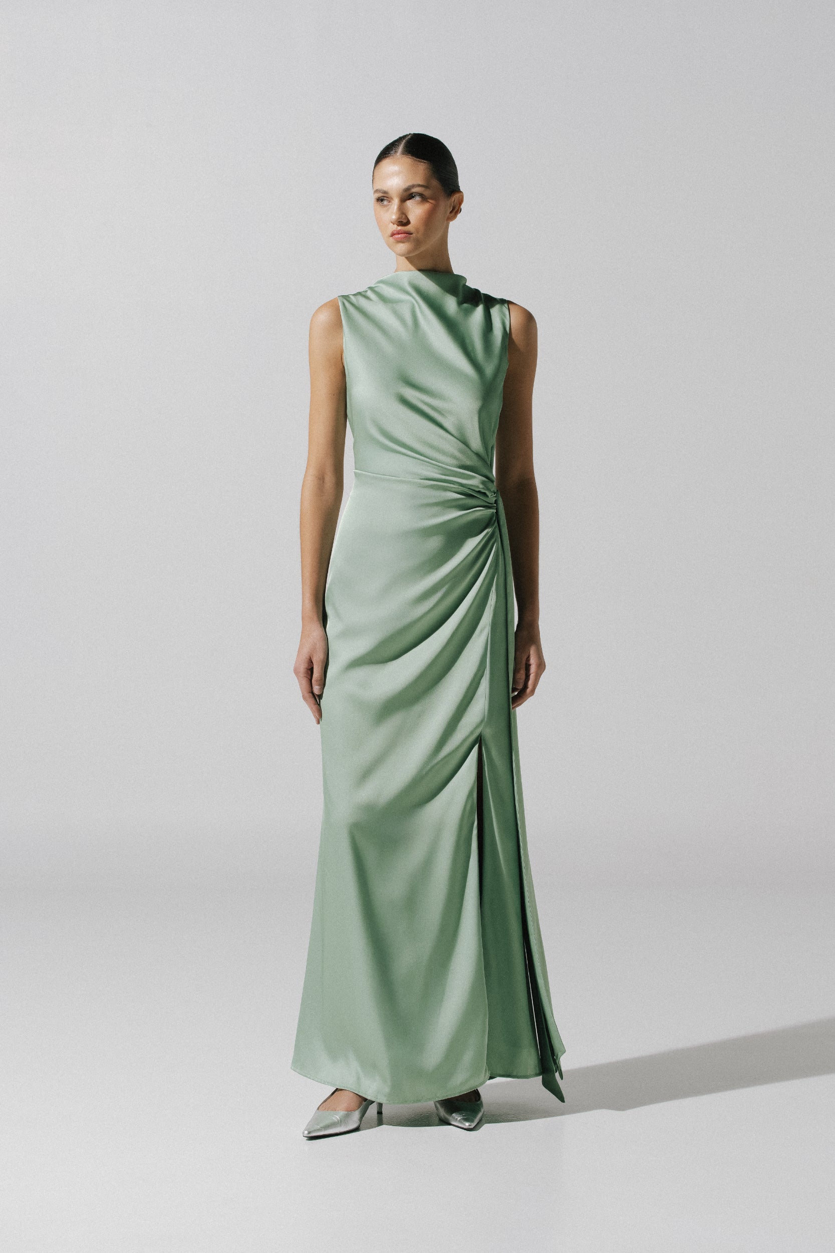 Modelo usando el Baobab Vitto Maxi Dress color Jade, con cuello alto y detalle drapeado frontal.
