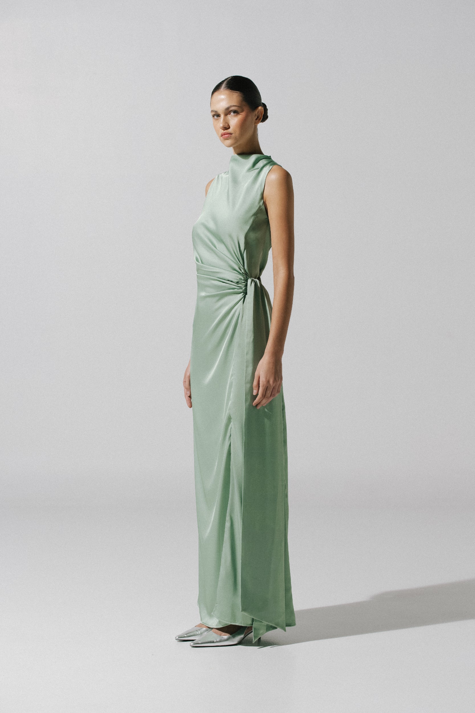 Modelo posando con el Baobab Vitto Maxi Dress color Jade, destacando el cuello y drapeado.