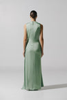 Vista trasera de modelo con el Baobab Vitto Maxi Dress color Jade, mostrando la espalda y la falda larga.
