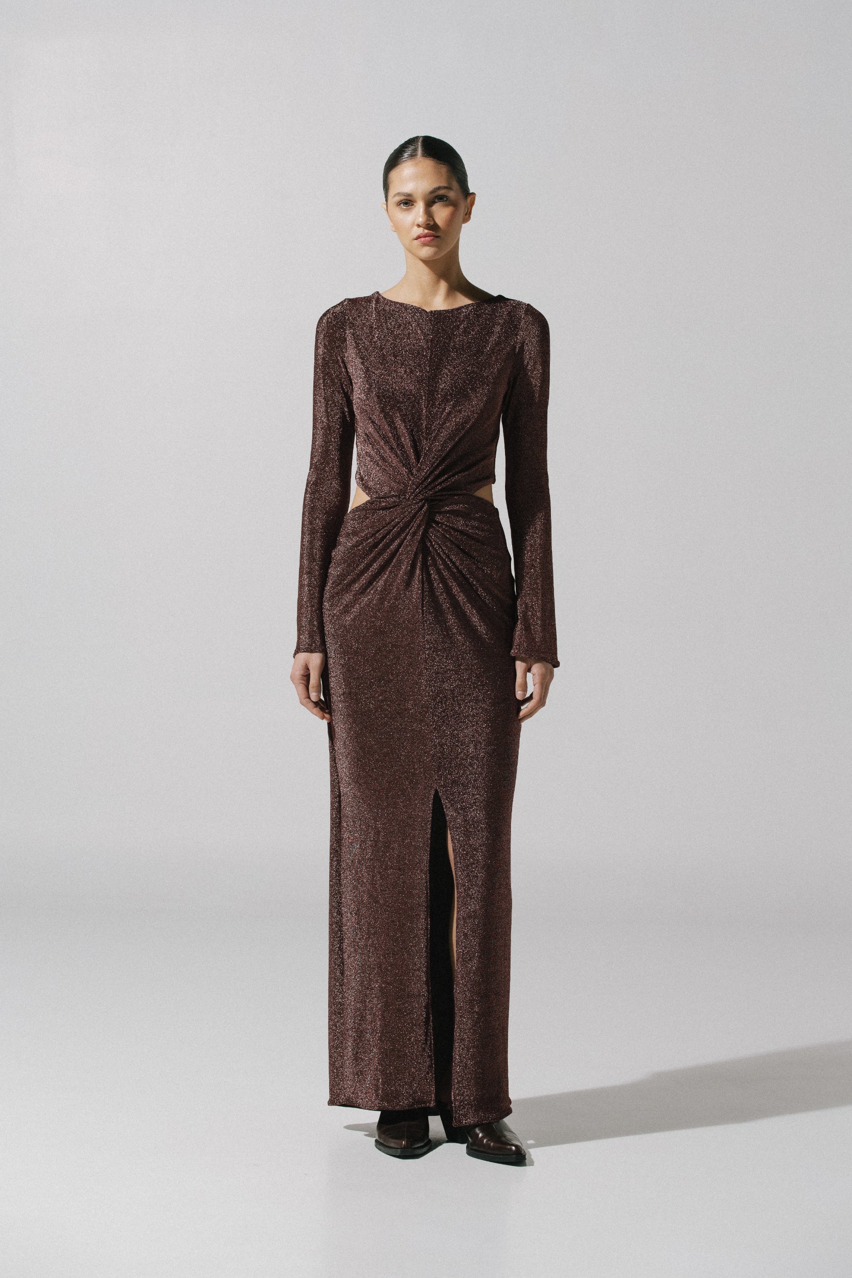 Vestido maxi Luxor de Baobab en color shimmer, cuello redondo con fruncido y abertura frontal.
