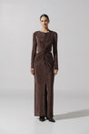 Vestido maxi Luxor de Baobab en color shimmer, cuello redondo con fruncido y abertura frontal.