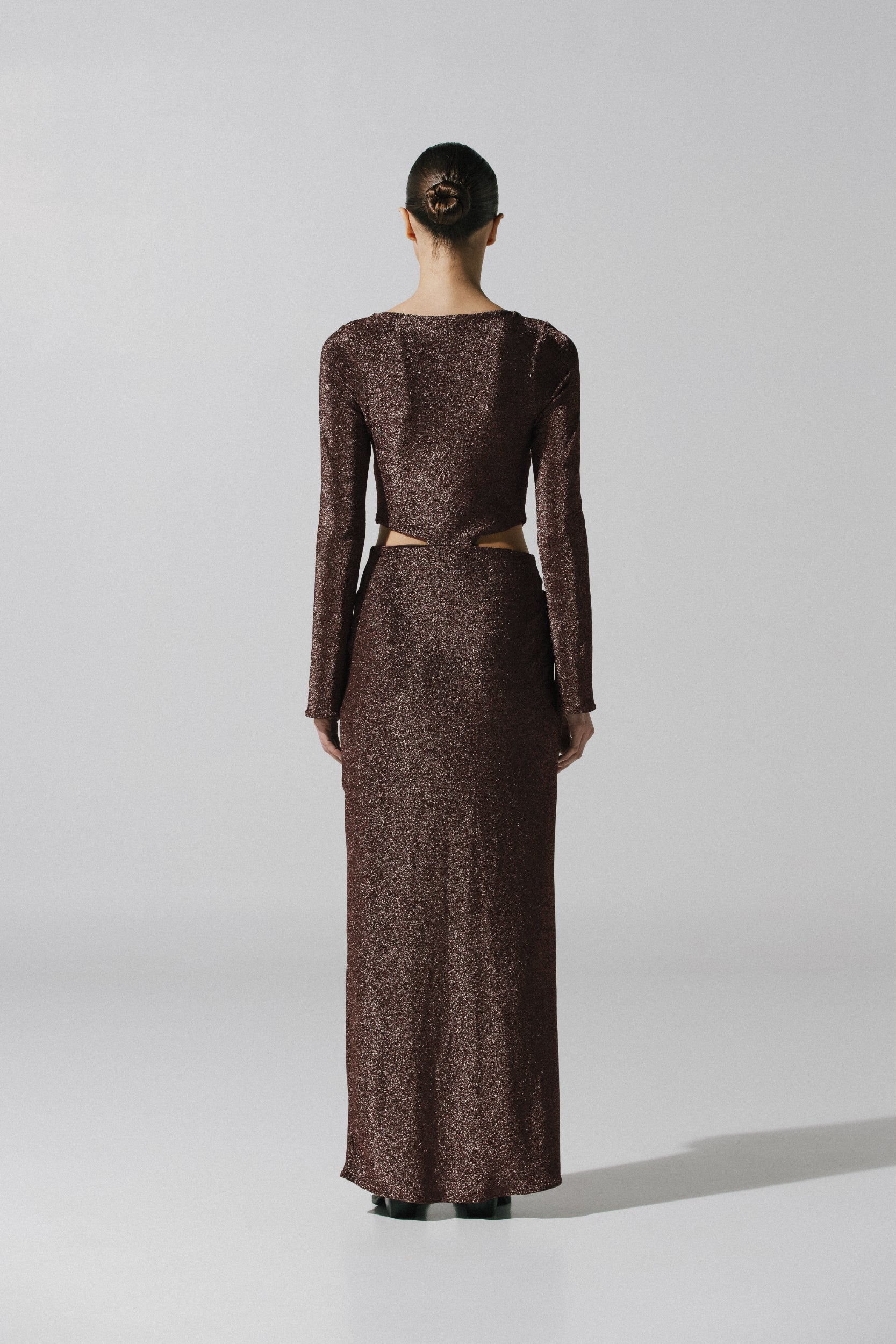 Vestido Luxor de Baobab en exterior urbano, estilo elegante con abertura frontal.