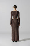Vestido Luxor de Baobab en exterior urbano, estilo elegante con abertura frontal.