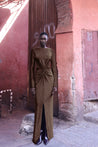 Vestido maxi Luxor shimmer, detalle fruncido y recortes laterales, modelo caminando.