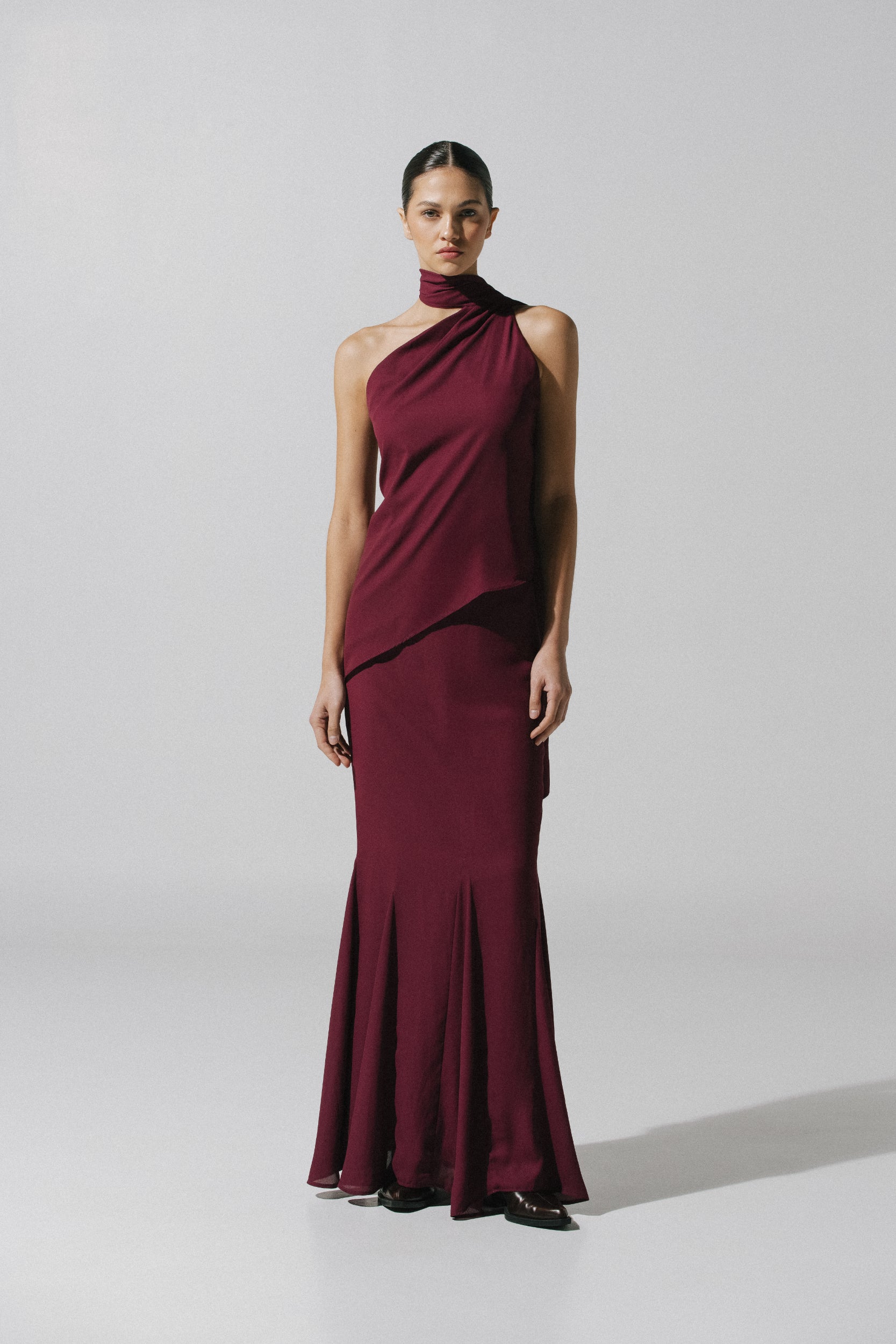Top Ari de Baobab en color burgundy, un solo hombro con banda fluida y tela texturizada.