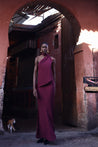 Top Ari de Baobab en exterior urbano, banda decorativa al hombro y textura visible.
