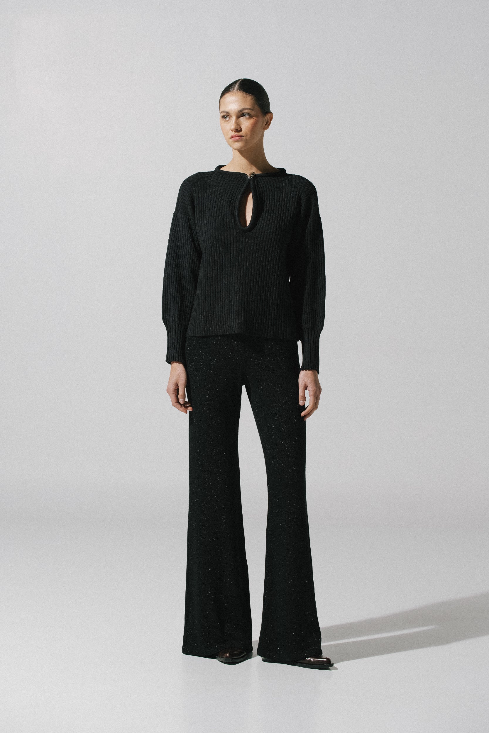Sweater Akila negro, vista trasera con silueta relajada y diseño sin forro.