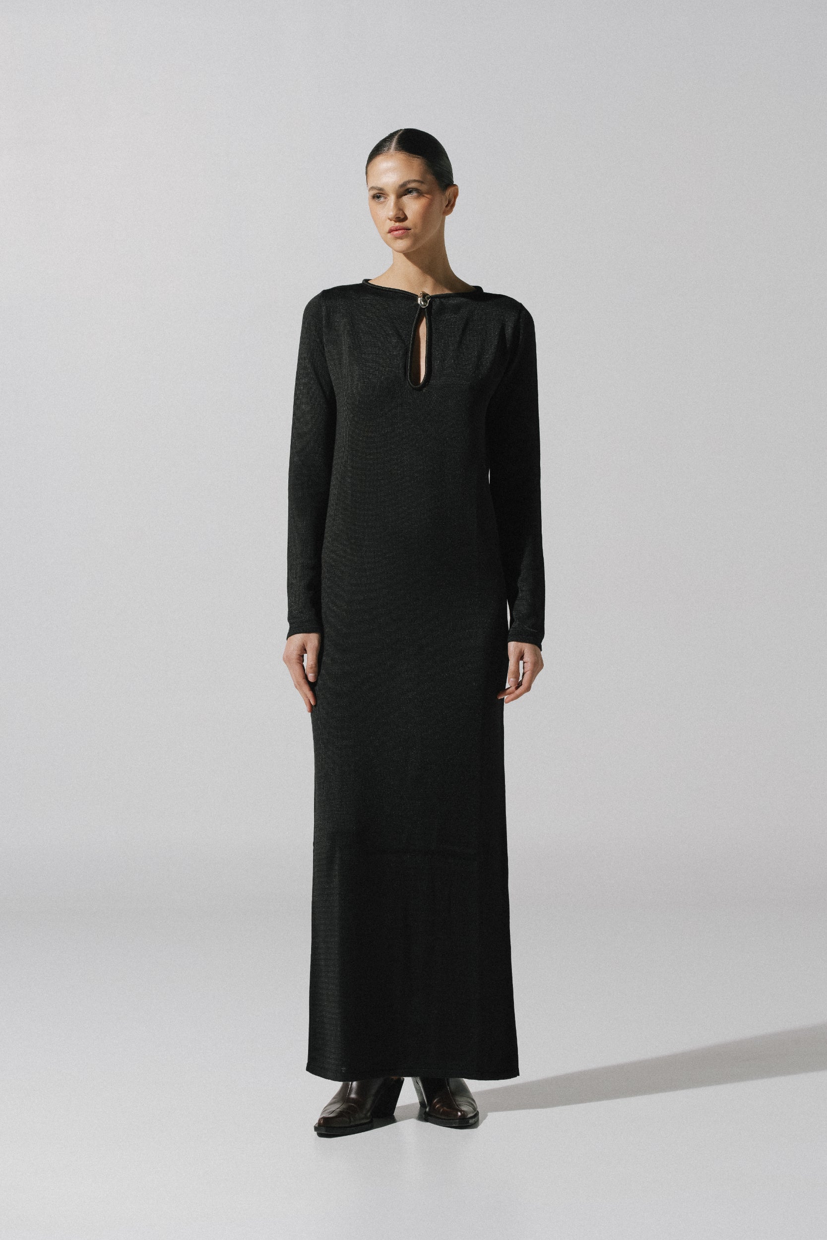 Vestido maxi Ramila de Baobab en color negro, cuello redondo con recortes frontales y herraje decorativo.