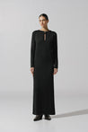 Vestido maxi Ramila de Baobab en color negro, cuello redondo con recortes frontales y herraje decorativo.