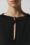 Vestido Ramila negro, vista trasera con silueta ajustada y diseño sin forro.