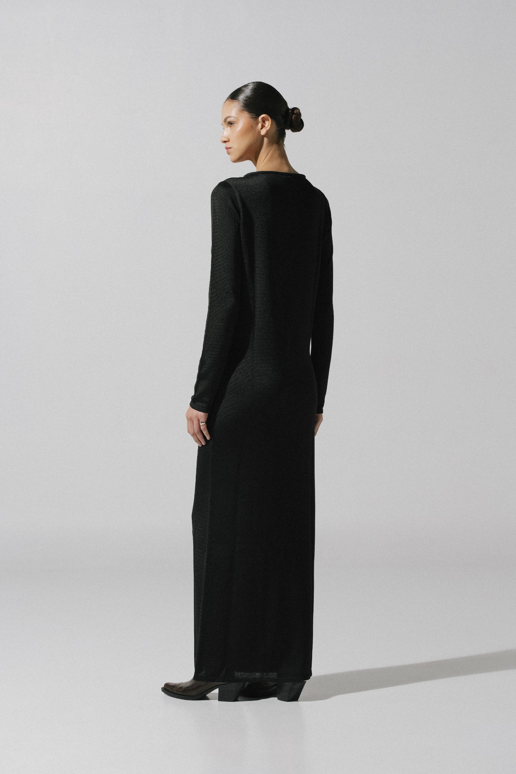 Vestido Ramila de Baobab en entorno urbano, estilo elegante con recortes decorativos.