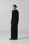 Vestido Ramila de Baobab en entorno urbano, estilo elegante con recortes decorativos.