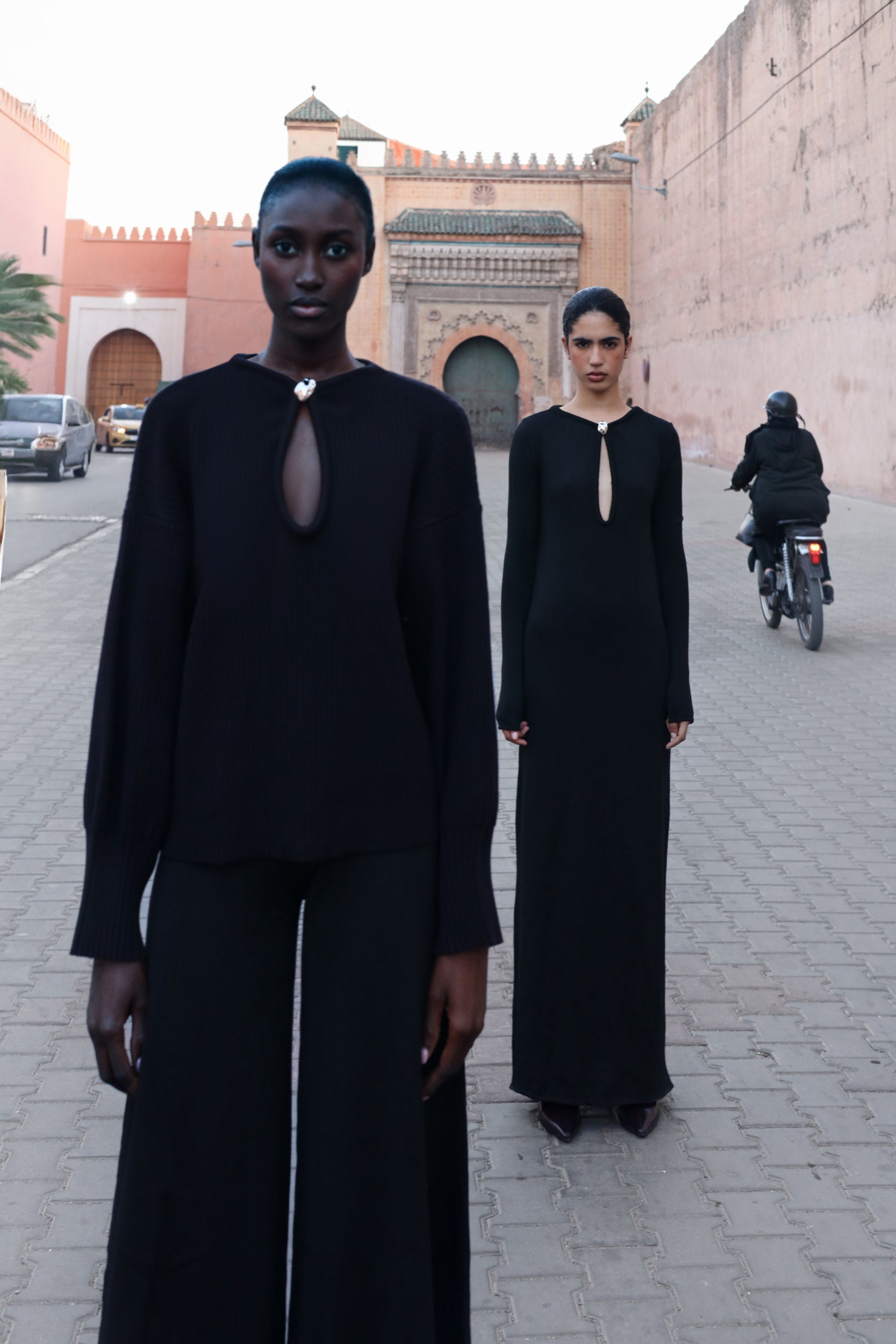 Vestido Ramila negro, vista en movimiento con caída fluida y mangas largas.