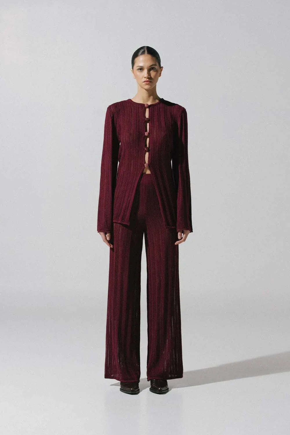 Pantalón Corsica de Baobab en color burgundy, pierna recta y tiro alto en tejido semi transparente.