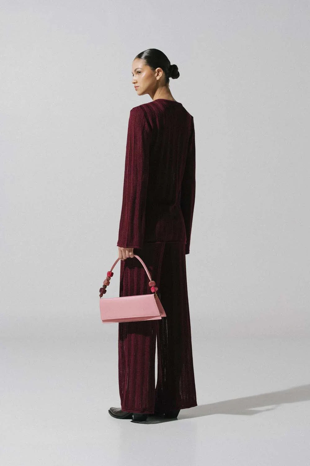 Pantalón Corsica burgundy, vista trasera con silueta amplia y diseño sin forro.
