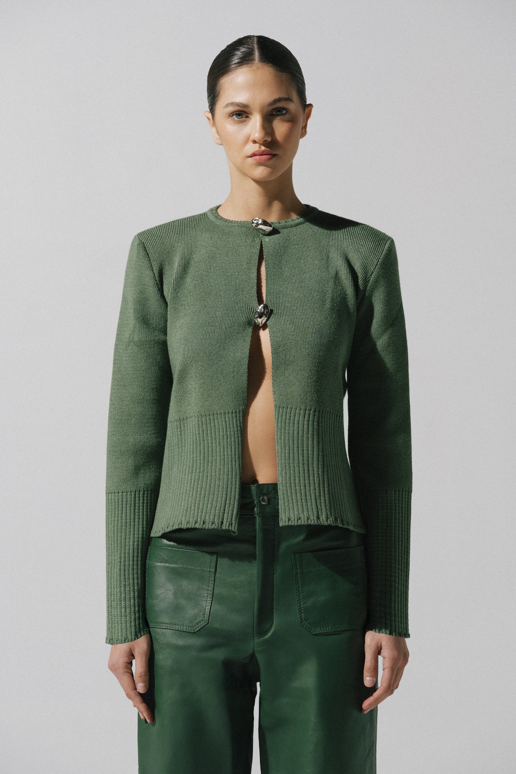 Sweater Meraky de Baobab en color sage green, cuello redondo con recortes frontales y herraje decorativo.