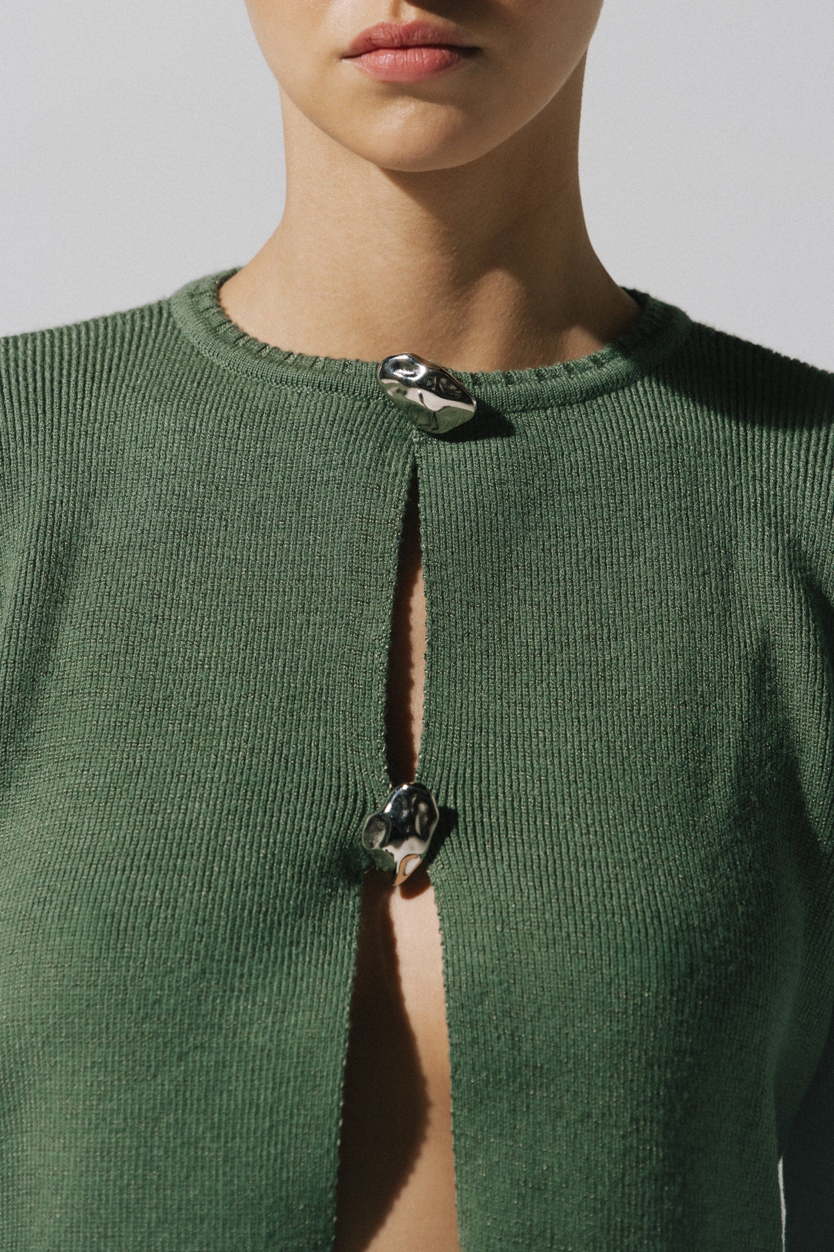 Sweater Meraky sage green, vista trasera con silueta relajada y diseño sin forro.