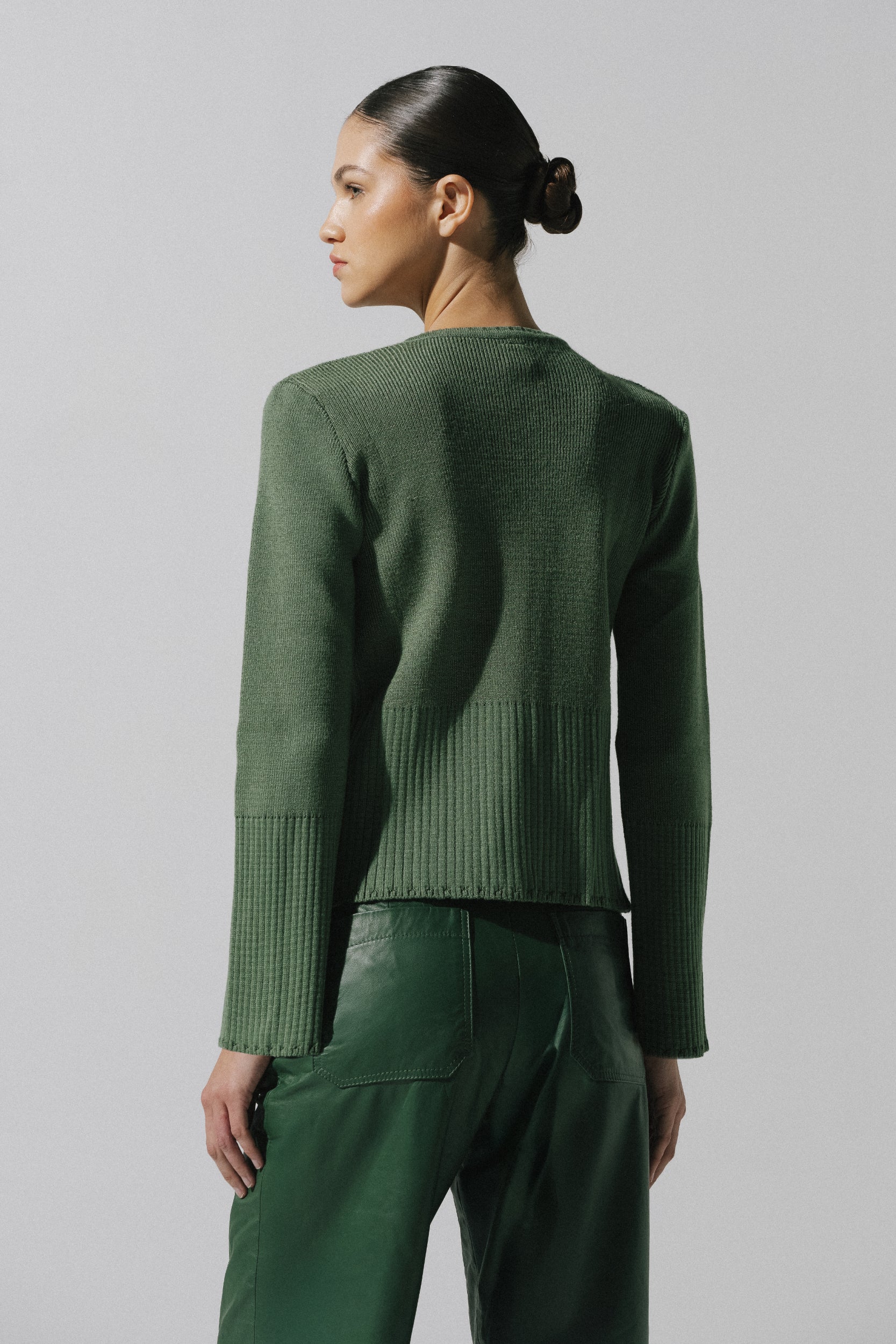 Sweater Meraky de Baobab combinado con pantalón, estilo urbano y textura visible.