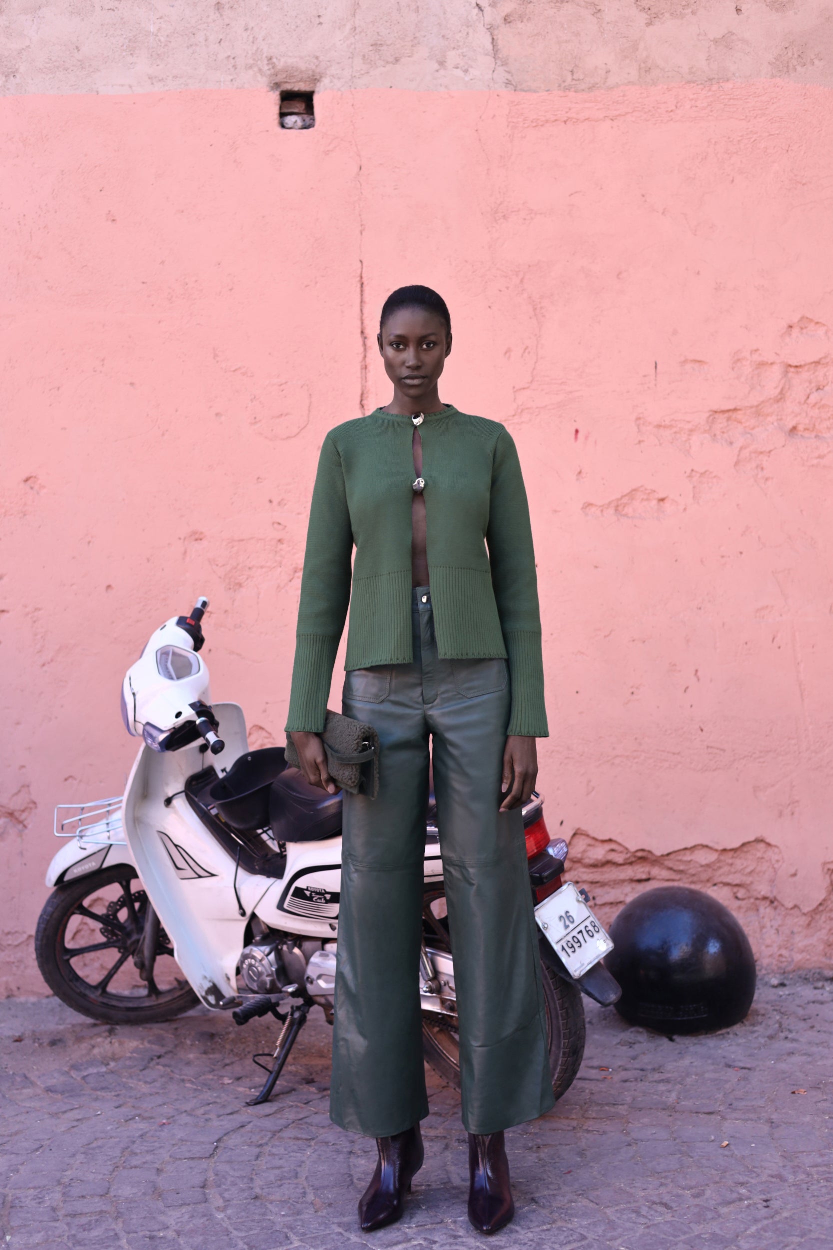 Sweater Meraky sage green en exterior, recortes decorativos y herraje baobab.