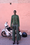Sweater Meraky sage green en exterior, recortes decorativos y herraje baobab.