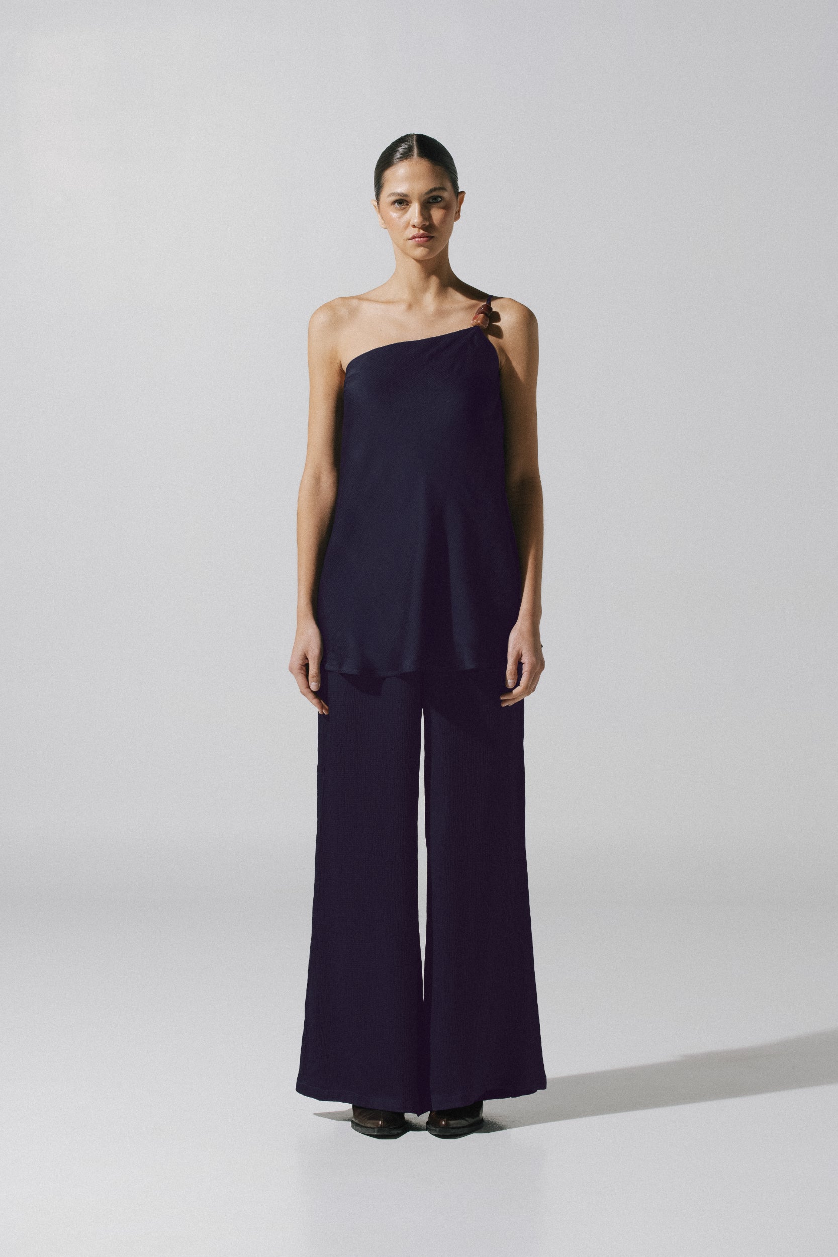 Top Ferrat night blue combinado con pantalón, estilo elegante y tela texturizada.