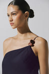 Top Ferrat de Baobab en color night blue, un solo hombro con bordado y tela texturizada.