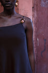 Detalle del top Ferrat de Baobab, bordado en hombro y tela texturizada en color night blue.