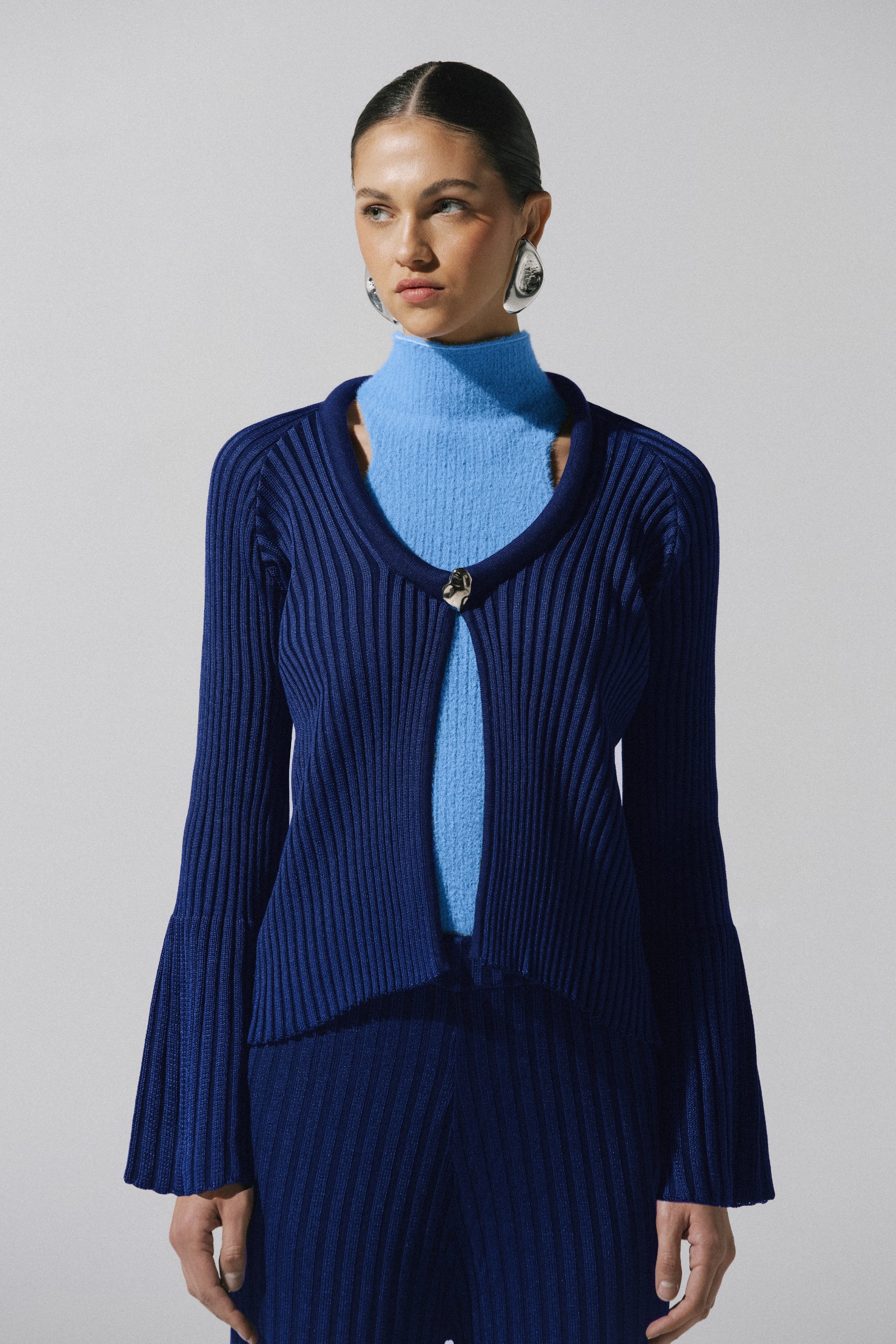 Sweater Lotus de Baobab en color night blue, manga acampanada y herraje decorativo.