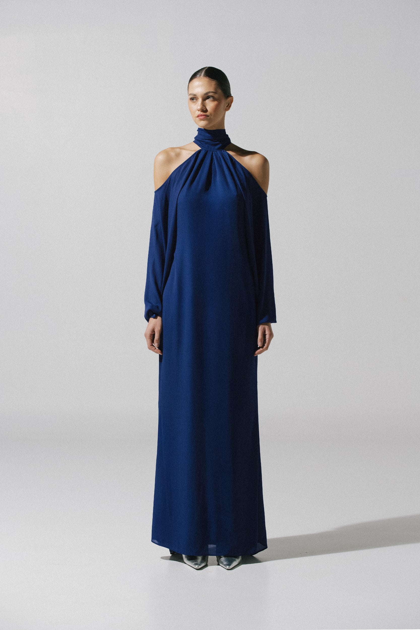 Vestido maxi Biscay de Baobab en royal blue, cuello halter y hombros descubiertos.