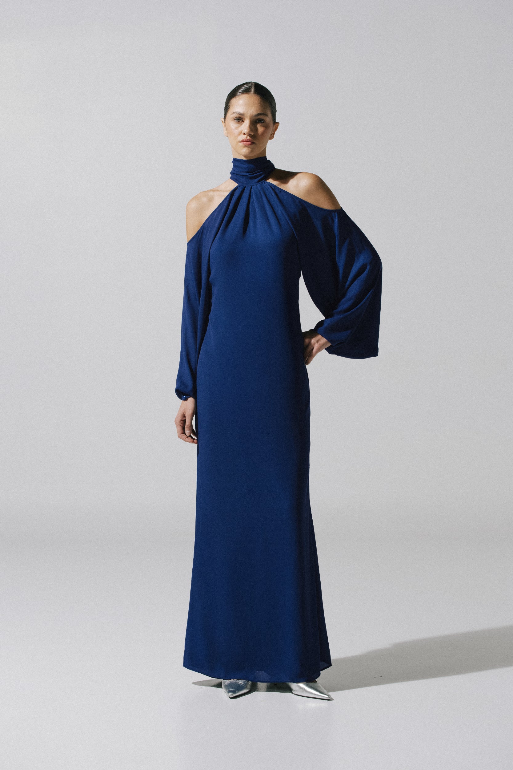 Vestido azul Biscay con hombros descubiertos y caída elegante en largo maxi.