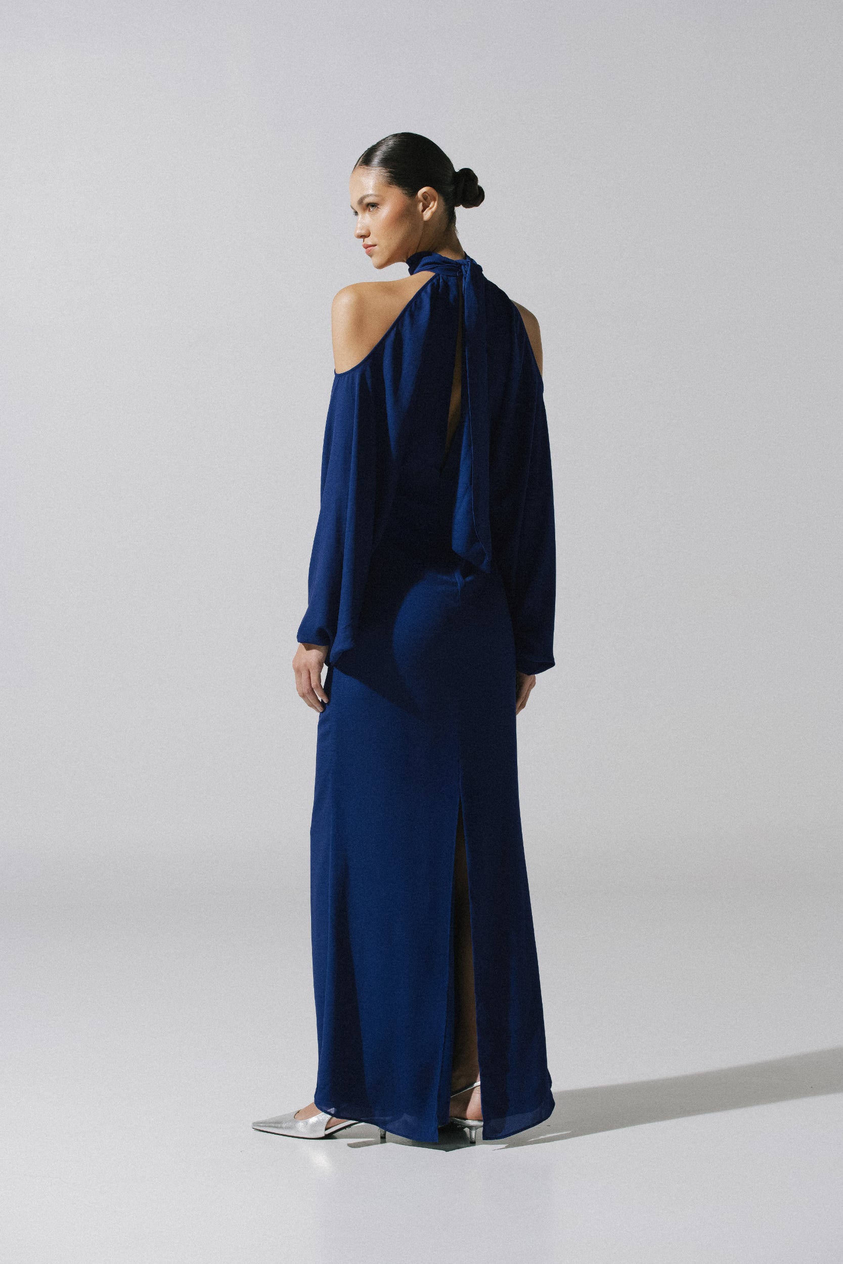 Vestido Biscay en royal blue, cuello halter y silueta fluida, estilo sofisticado.