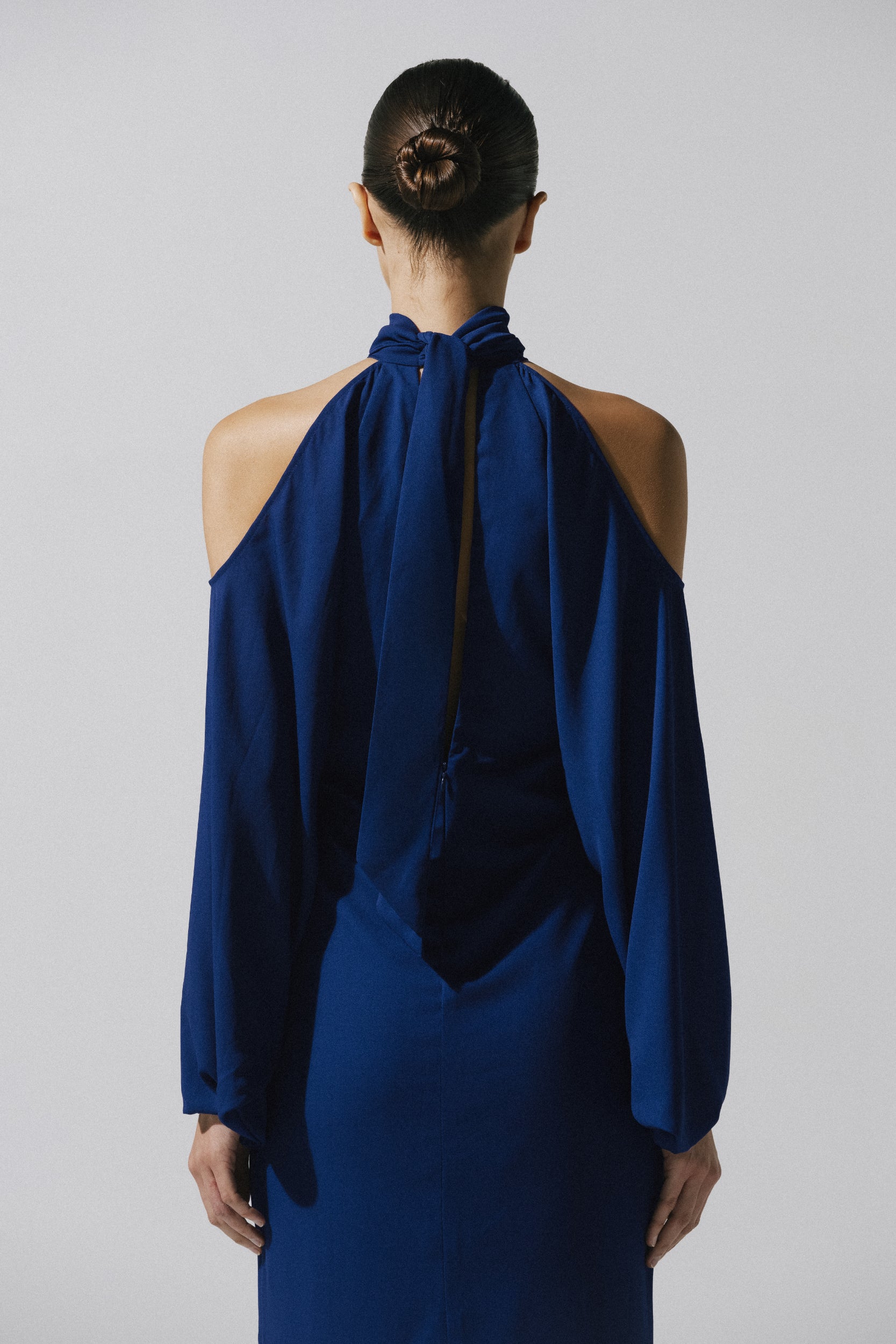 Vestido maxi Biscay de Baobab, hombros descubiertos y tela fluida en tono azul intenso.