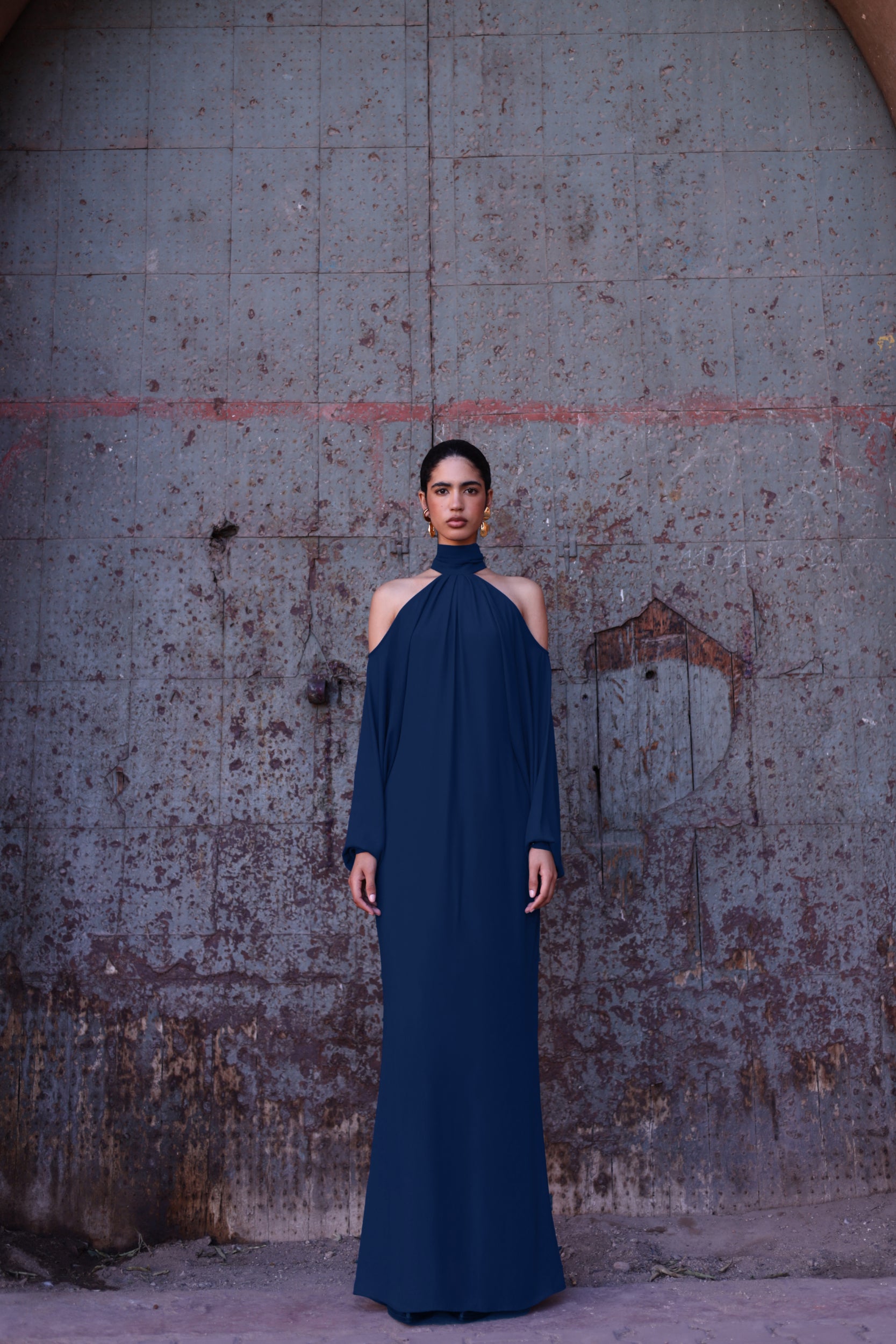 Vestido Biscay azul con espalda abierta, escote halter y abertura trasera.