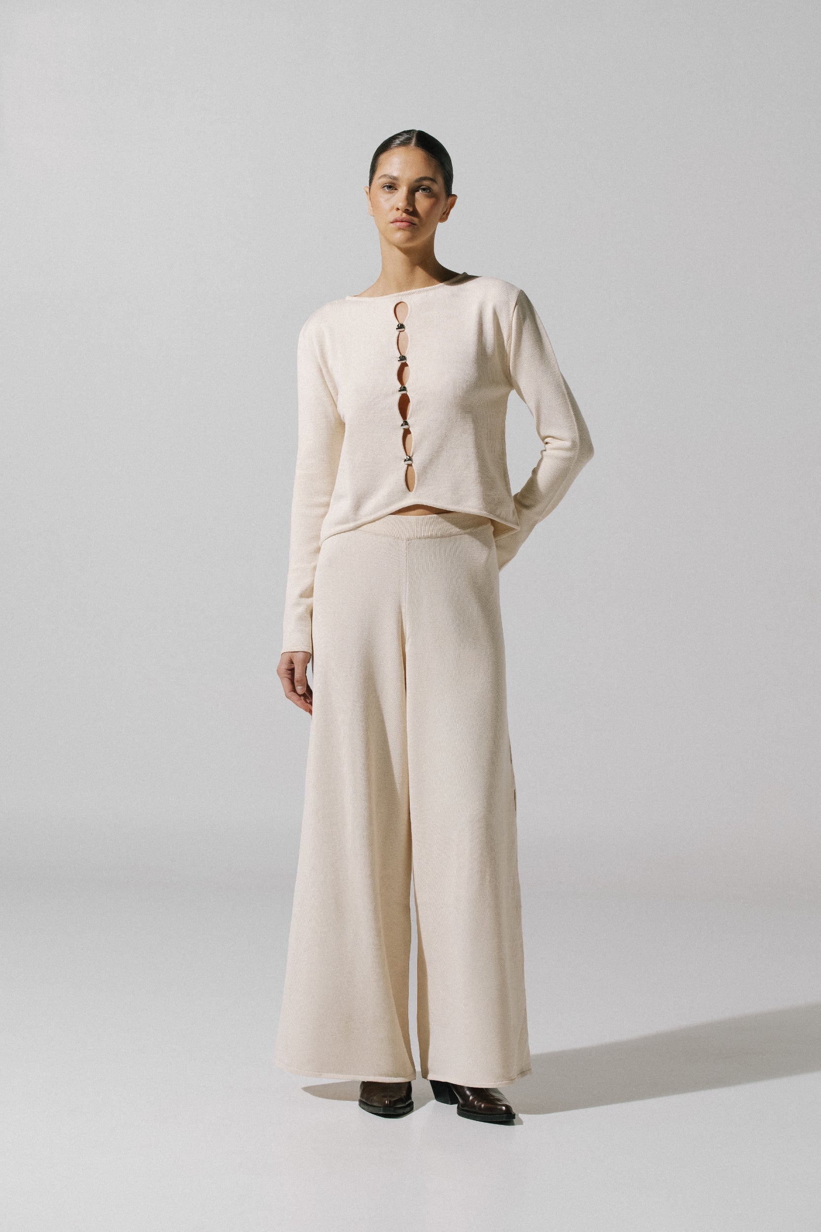 Top Kyoto white cream, vista lateral con textura visible y diseño sin forro.
