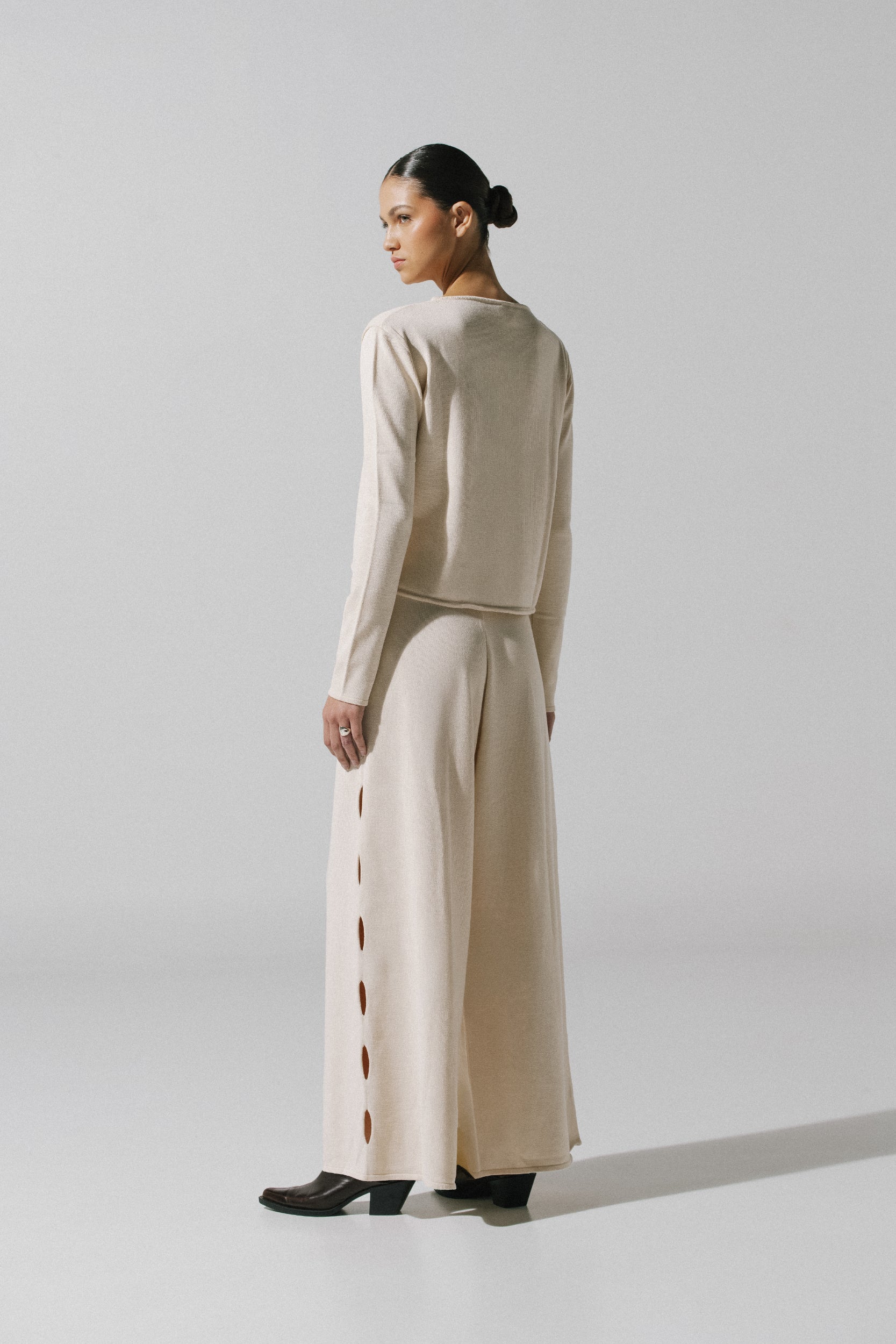 Top Kyoto de Baobab combinado con pantalón, estilo casual y detalle frontal.
