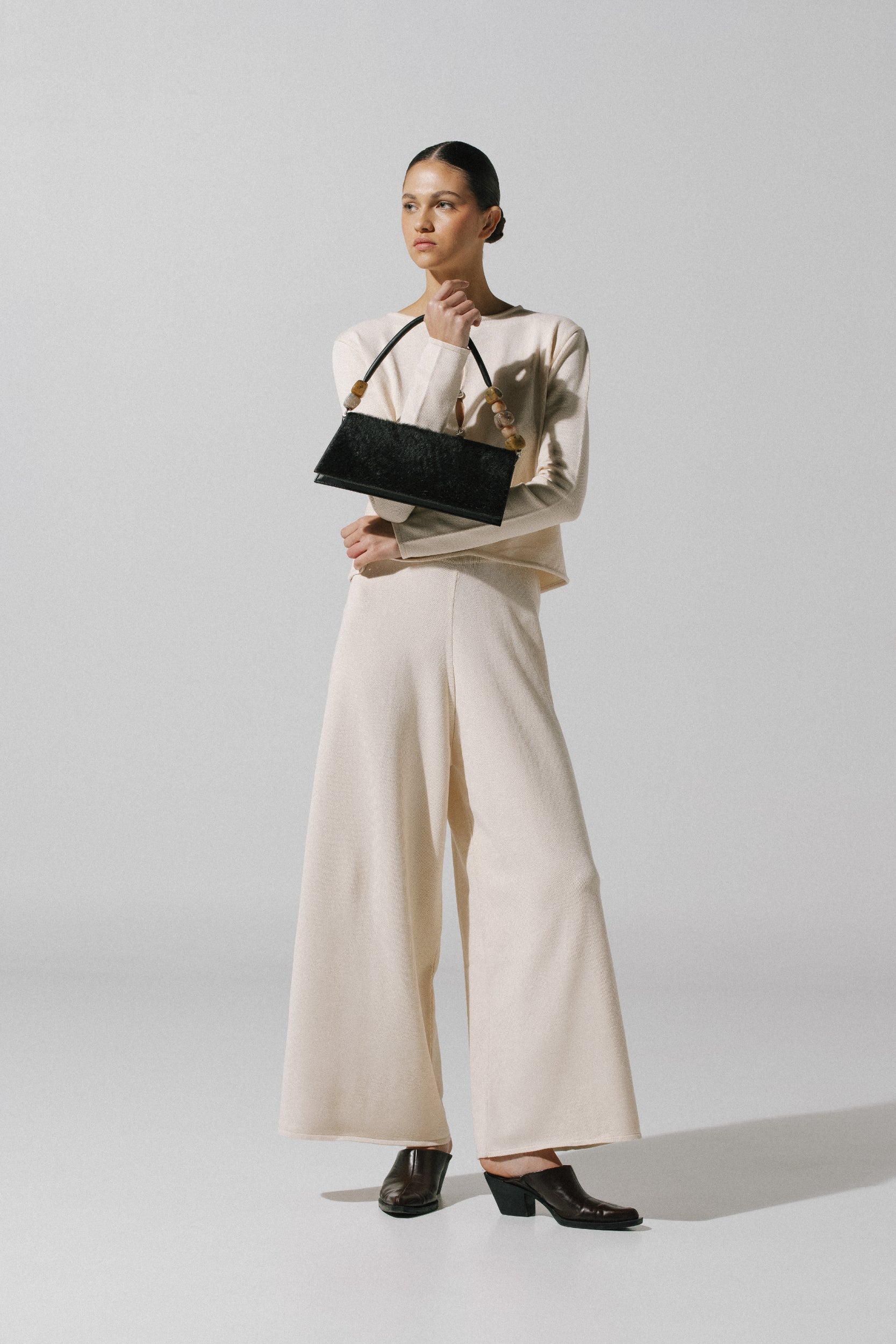 Pantalón Kyoto white cream, vista lateral con textura acanalada y corte relajado.