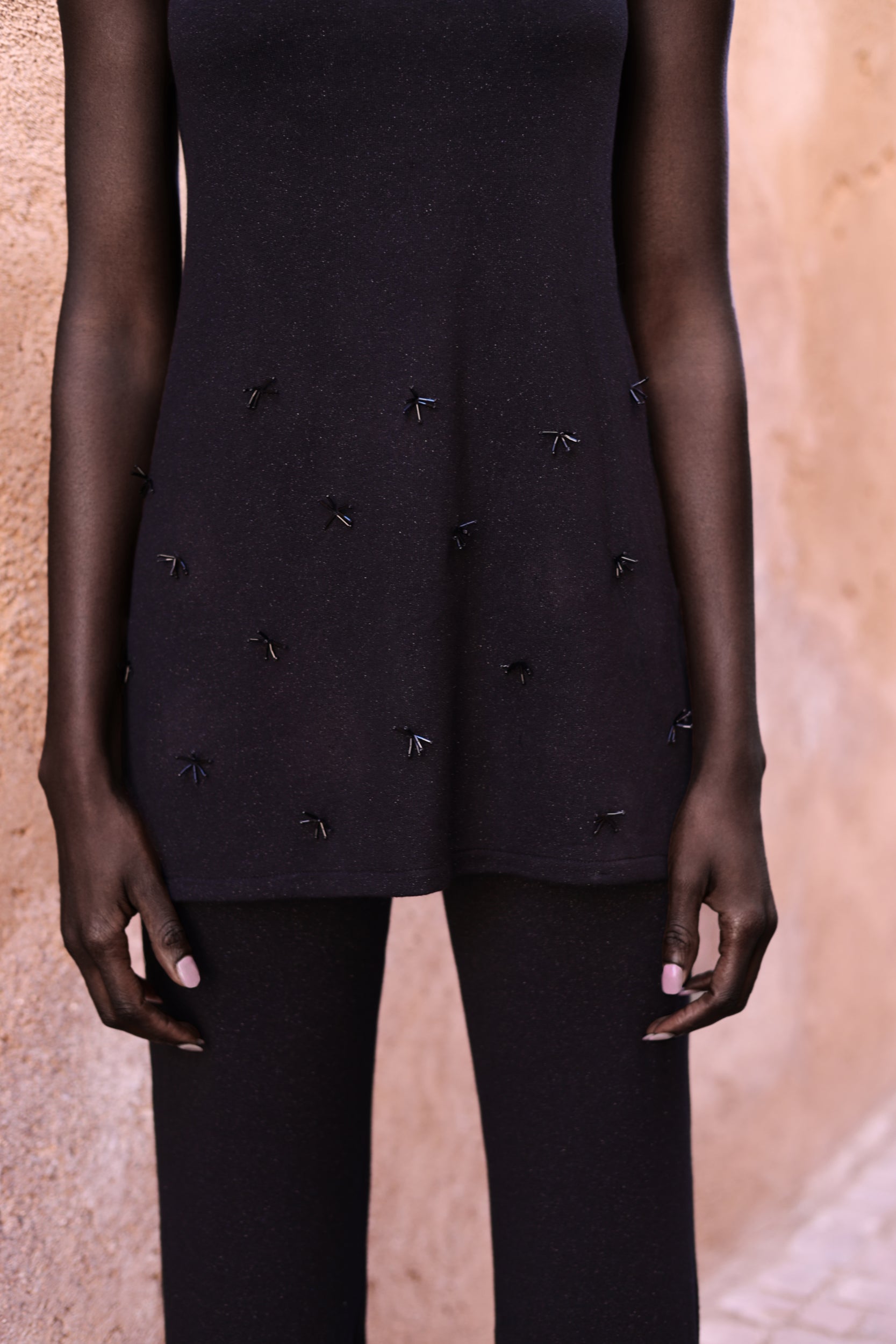 Top Suzu negro de Baobab, strapless con bordado y ajuste firme, estilo sofisticado.
