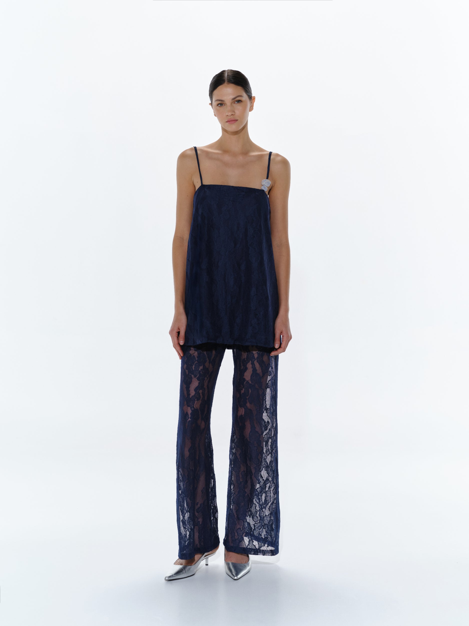 Top Porto de Baobab en color night blue, cuello cuadrado con tirantes ajustables y tela de encaje.