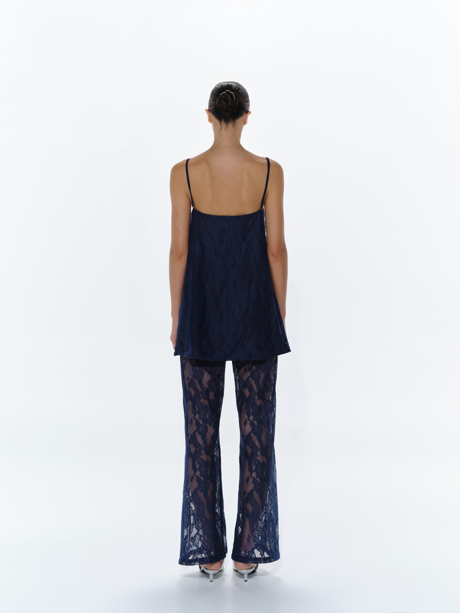 Top Porto night blue combinado con pantalón, estilo elegante y escote cuadrado.