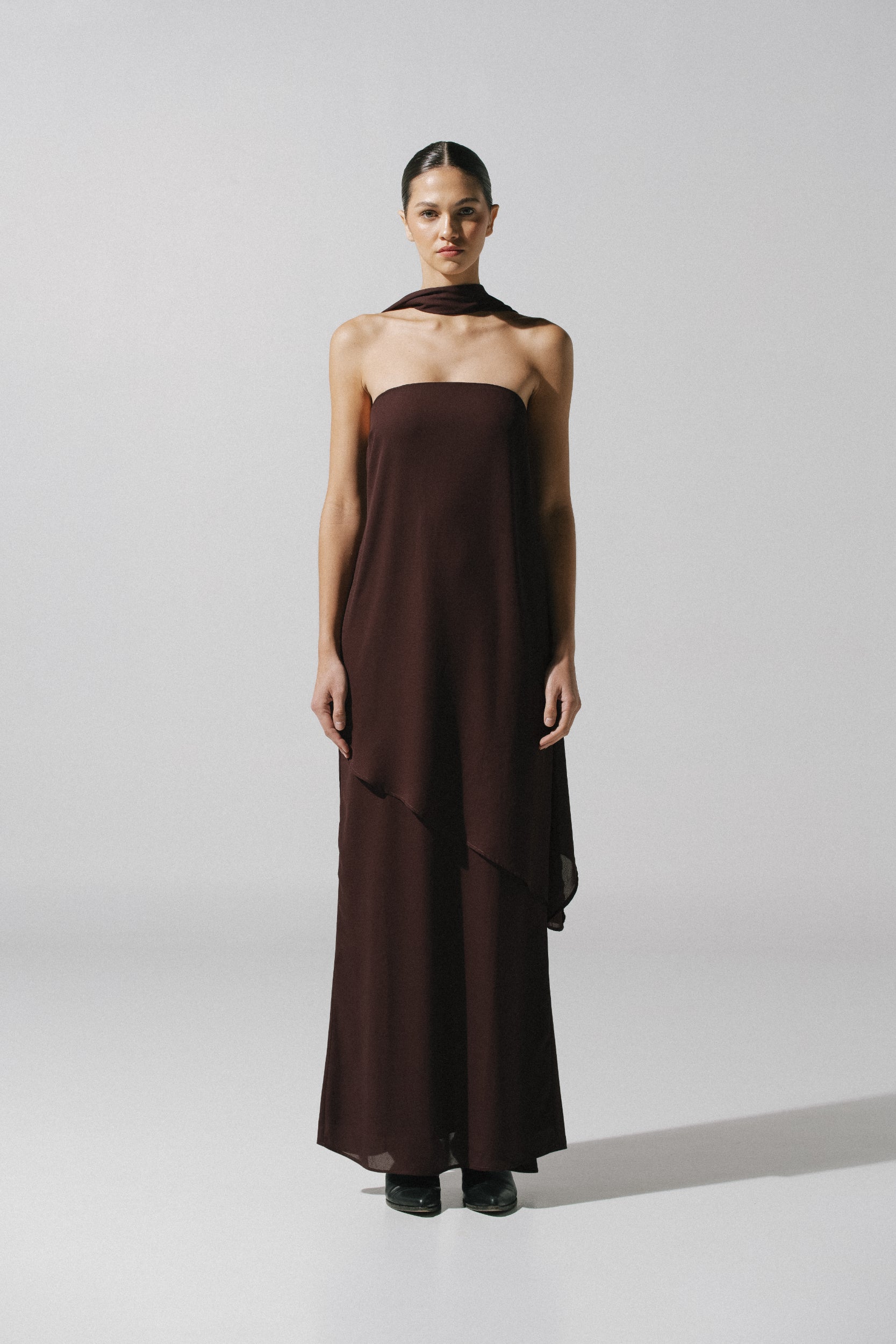 Vestido maxi El de Baobab en color chocolate, strapless con efecto doble capa y banda decorativa.