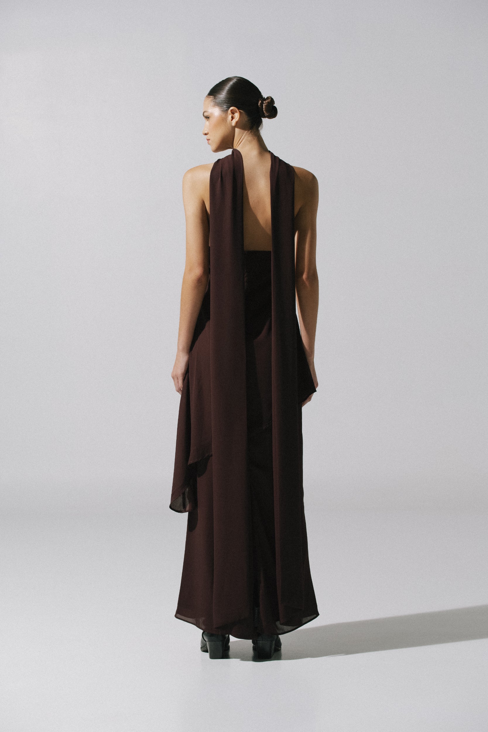 Vestido El de Baobab en color chocolate, estilo strapless con banda al hombro y largo maxi.