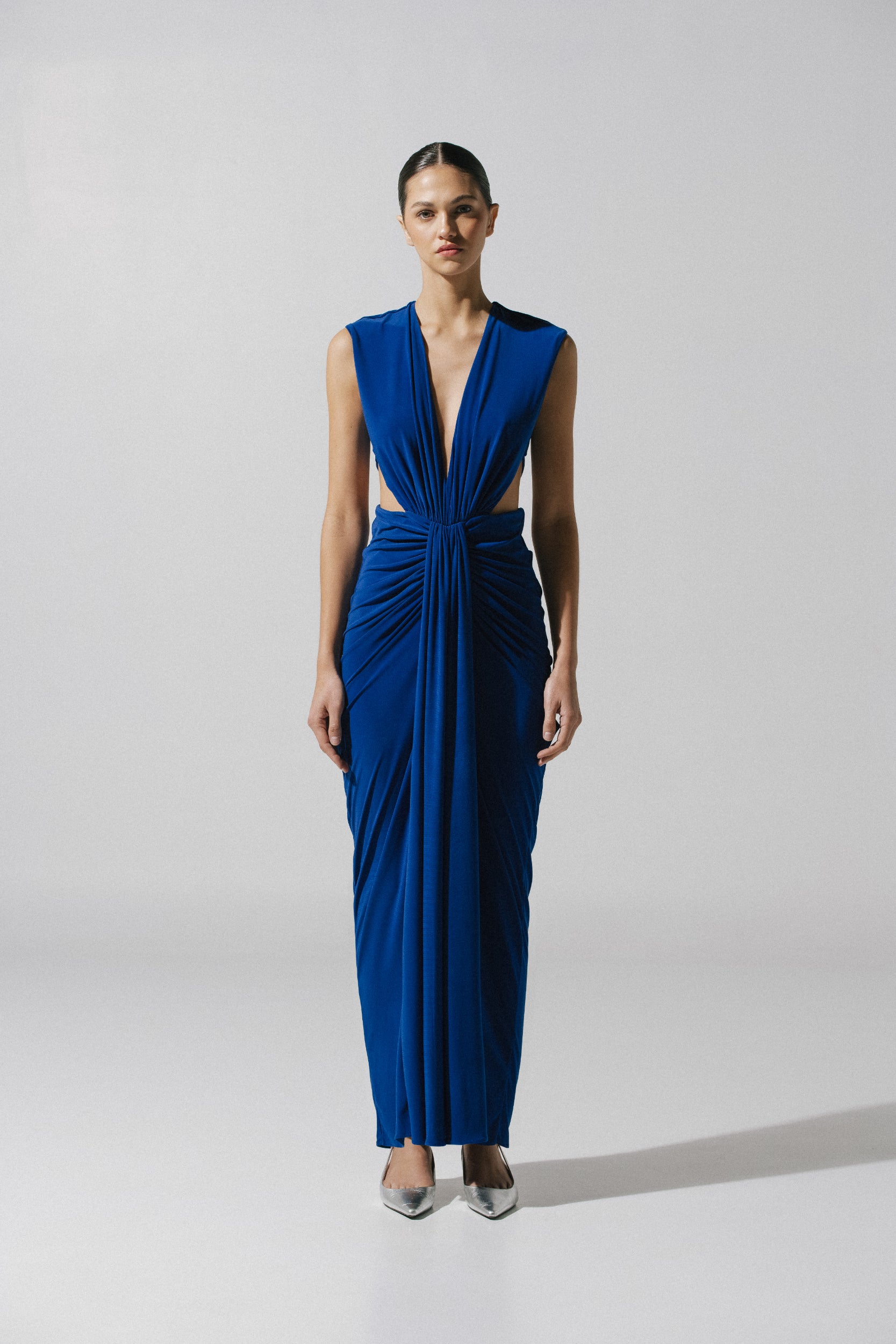 Vestido maxi Nia de Baobab en color royal blue, escote en V con detalle en cascada y recortes laterales.