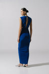Detalle del vestido Nia de Baobab, escote profundo y textura plisada en color royal blue.