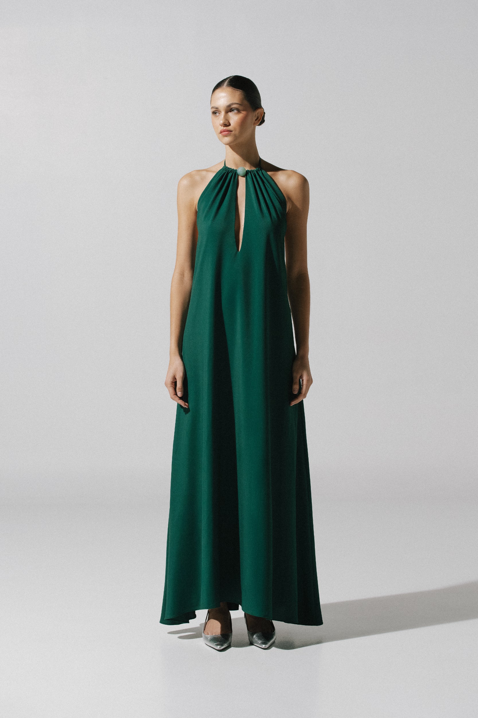 Vestido maxi Rondine de Baobab en color verde esmeralda, cuello halter con recortes frontales y bordado.