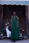 Detalle del vestido Rondine de Baobab, tela brillante y recortes frontales en color verde esmeralda.