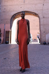 Vestido Consu de Baobab en color terracota, estilo halter con espalda abierta y caída sofisticada.