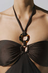 Vestido Yvon mocha mane, vista trasera con espalda descubierta y amarre halter.