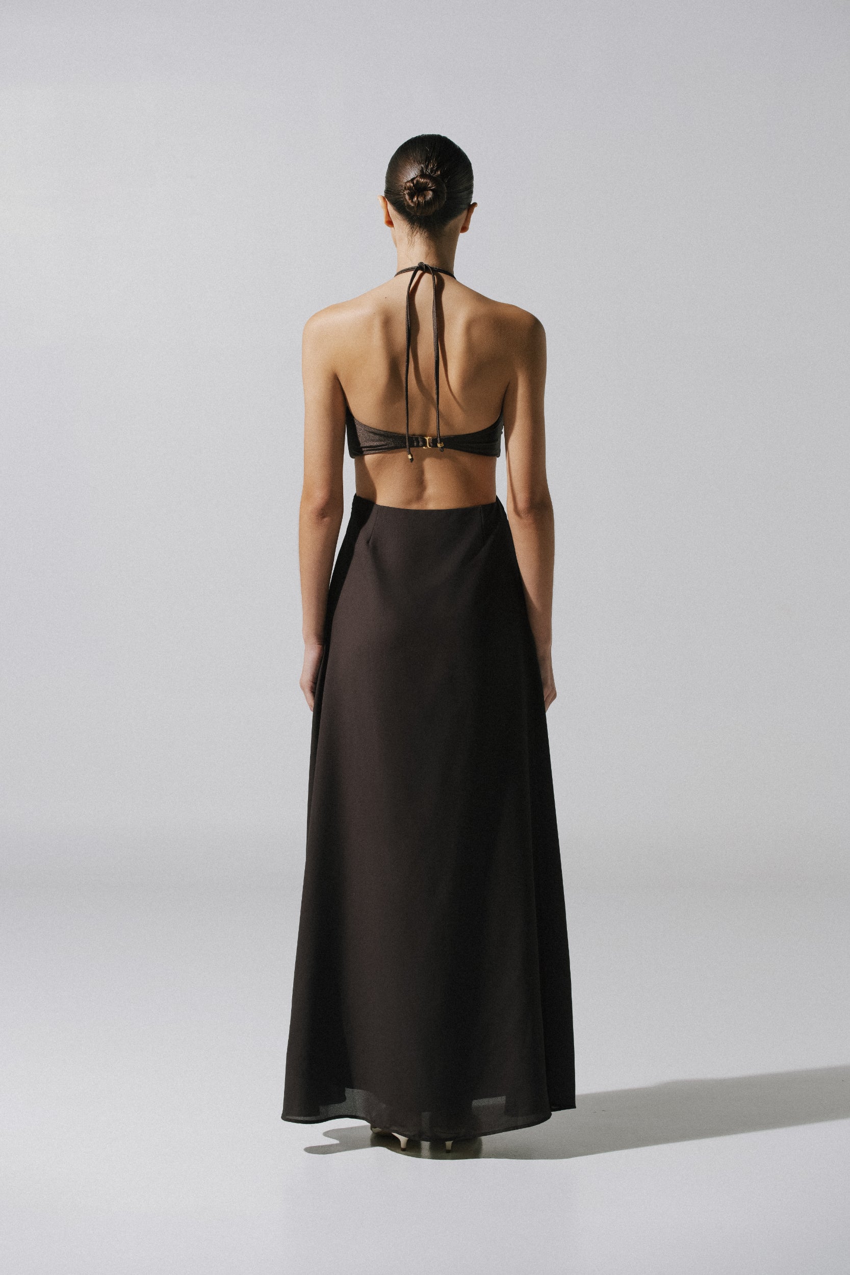 Detalle del vestido Yvon de Baobab, argolla decorativa y fruncido en escote.