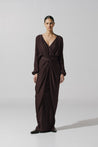 Vestido maxi Alexa de Baobab en color expresso, escote en V y detalle de nudo.